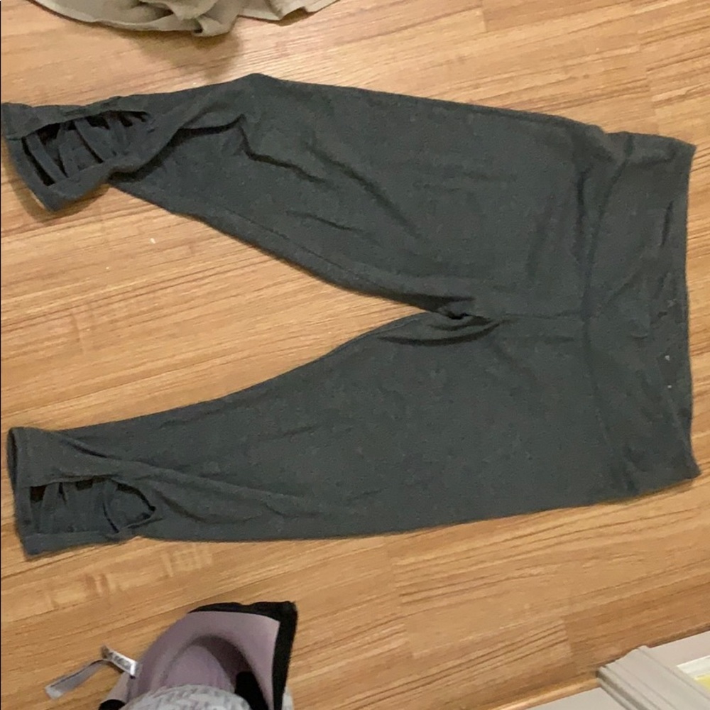 Grey leggings crop cut out